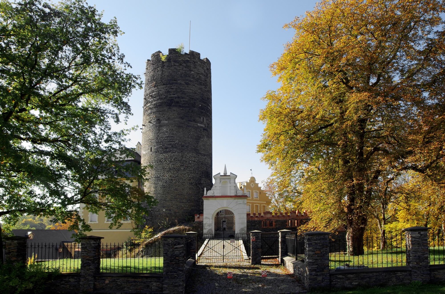 Starý Hrozňatov Chateau