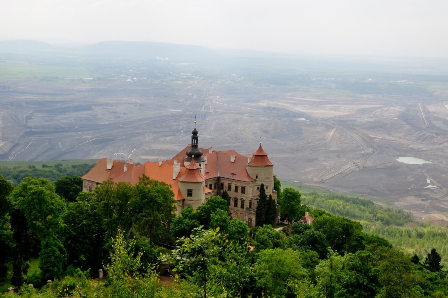 Jezeří Chateau