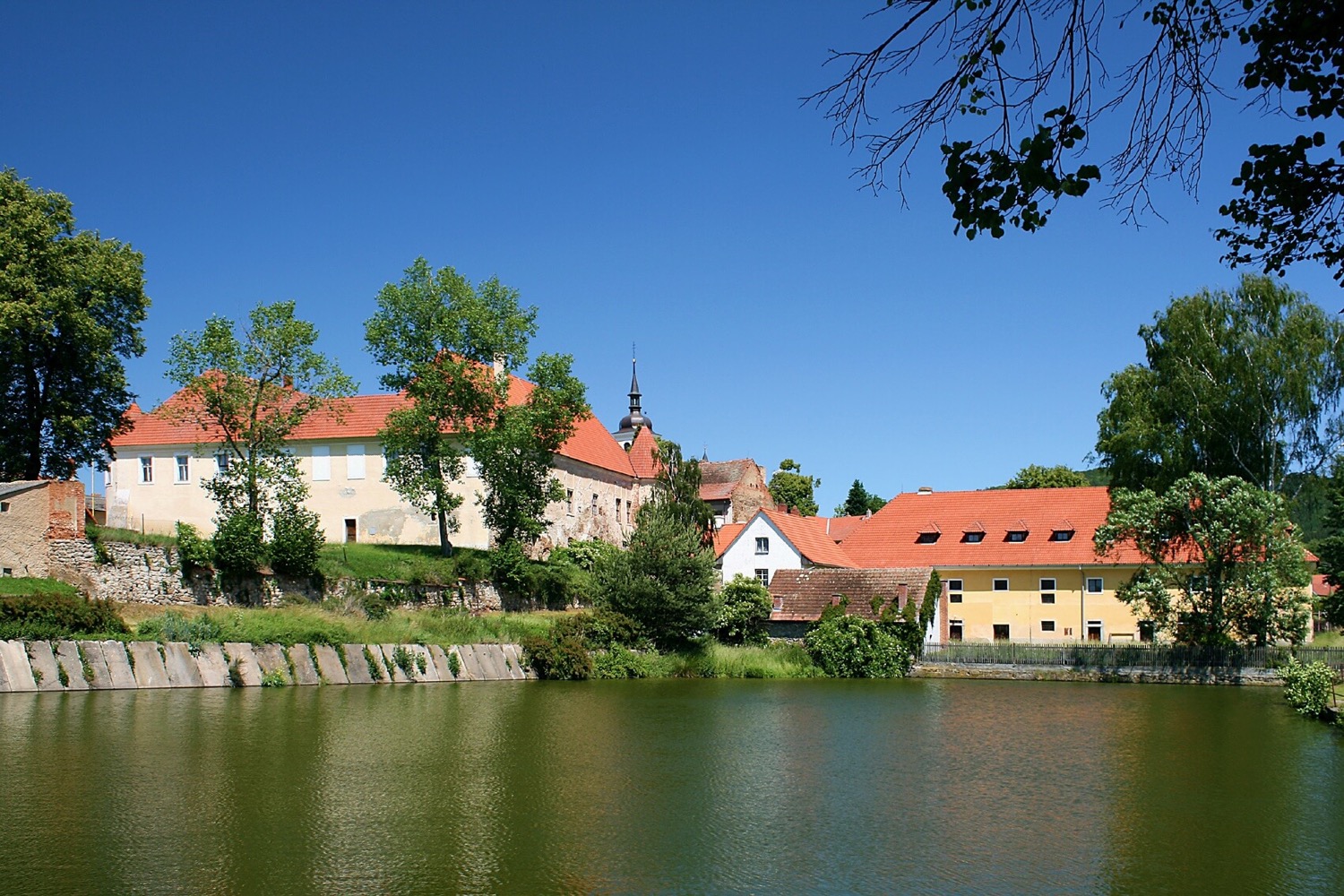 Louňovice pod Blaníkem Chateau