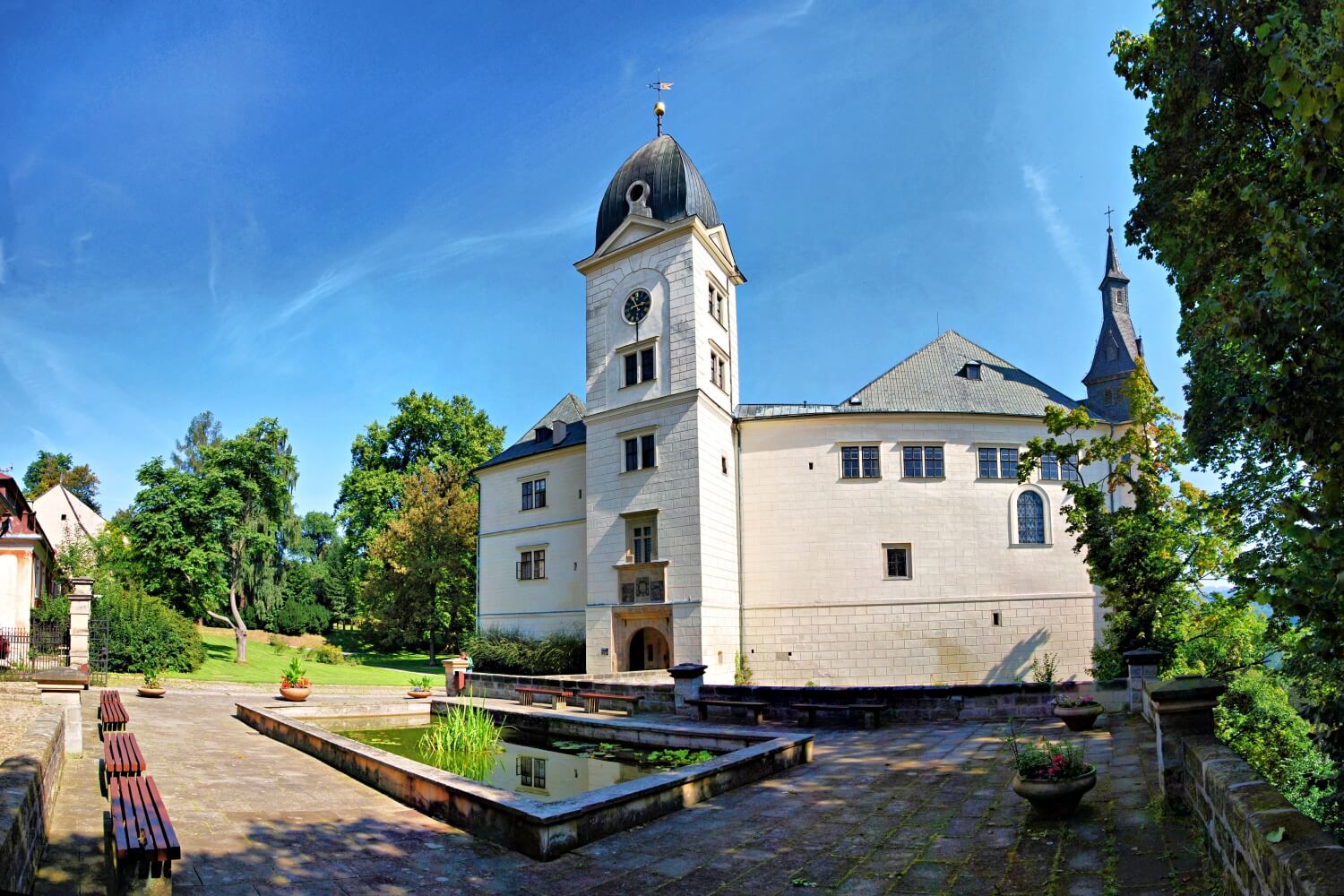 Hrubý Rohozec Chateau