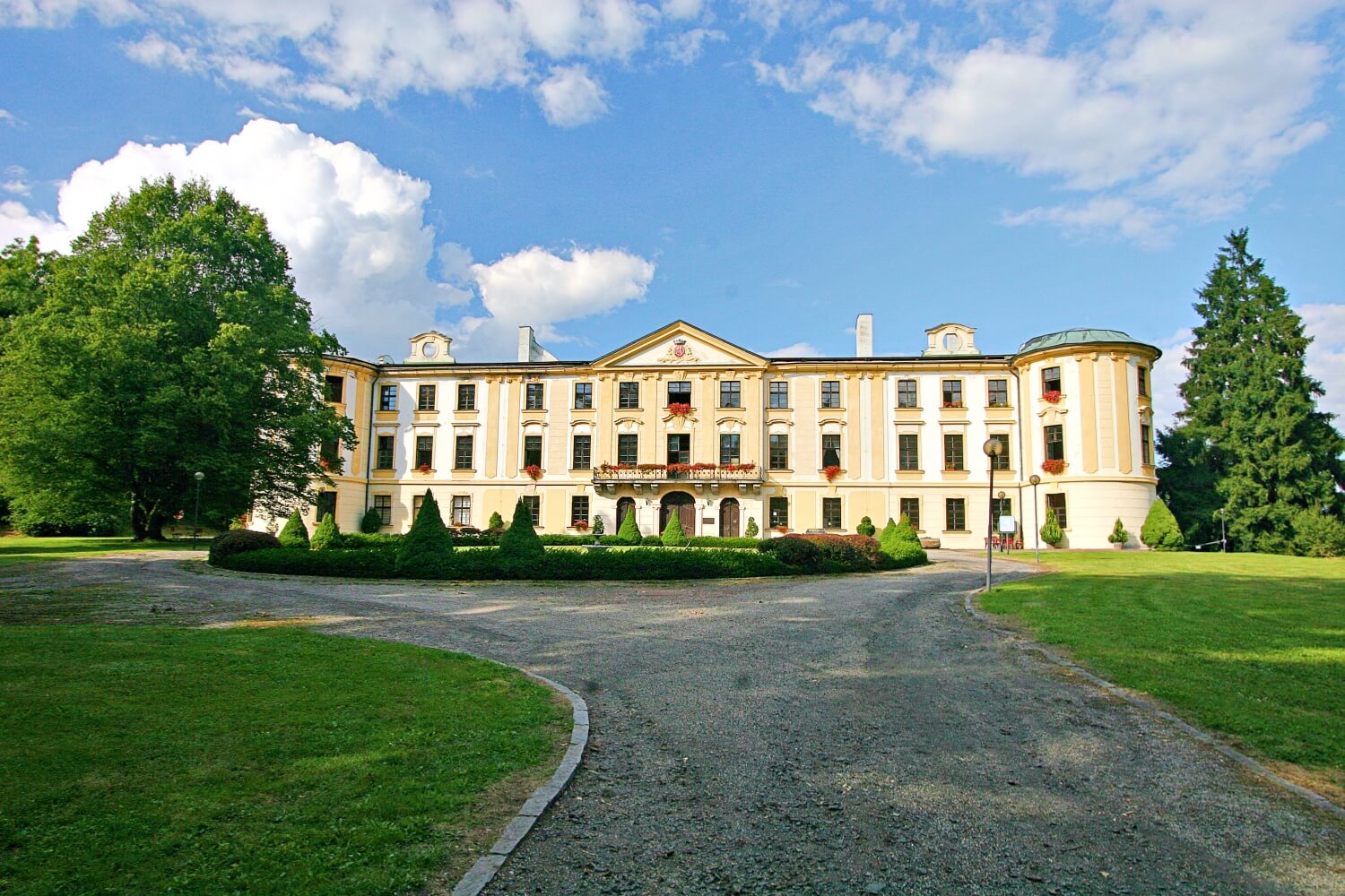 Zahrádky Castle