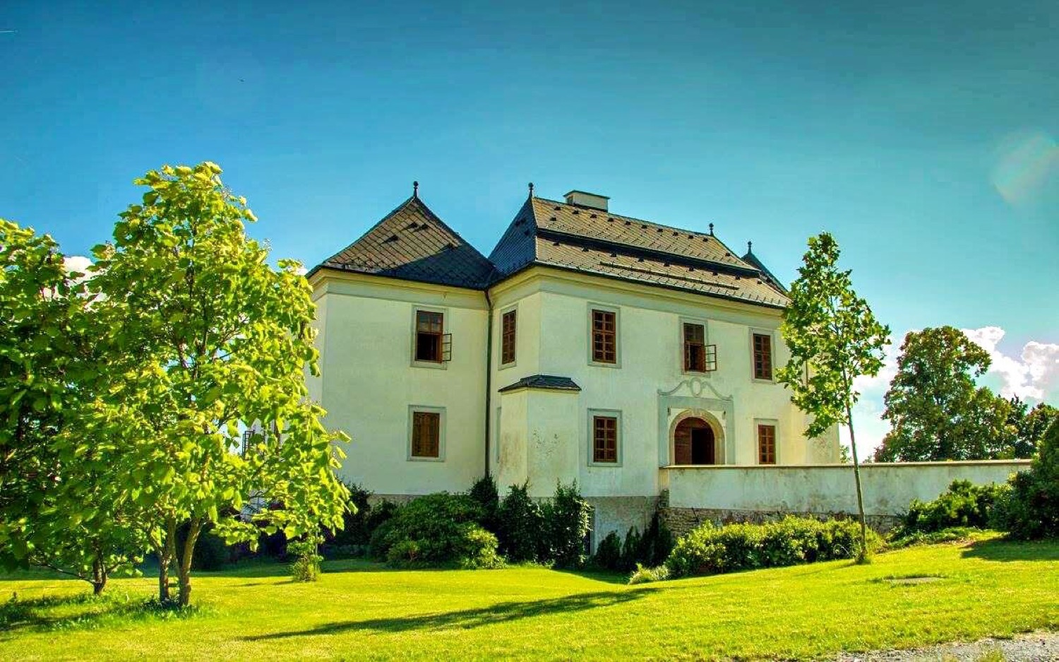 Pluhův Žďár Chateau