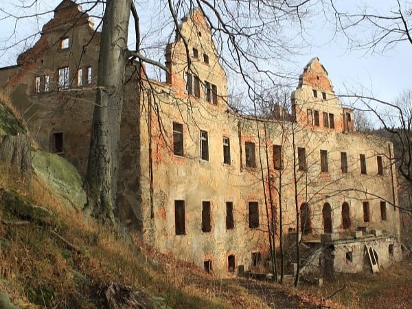 Castle Niesytno in Płonina