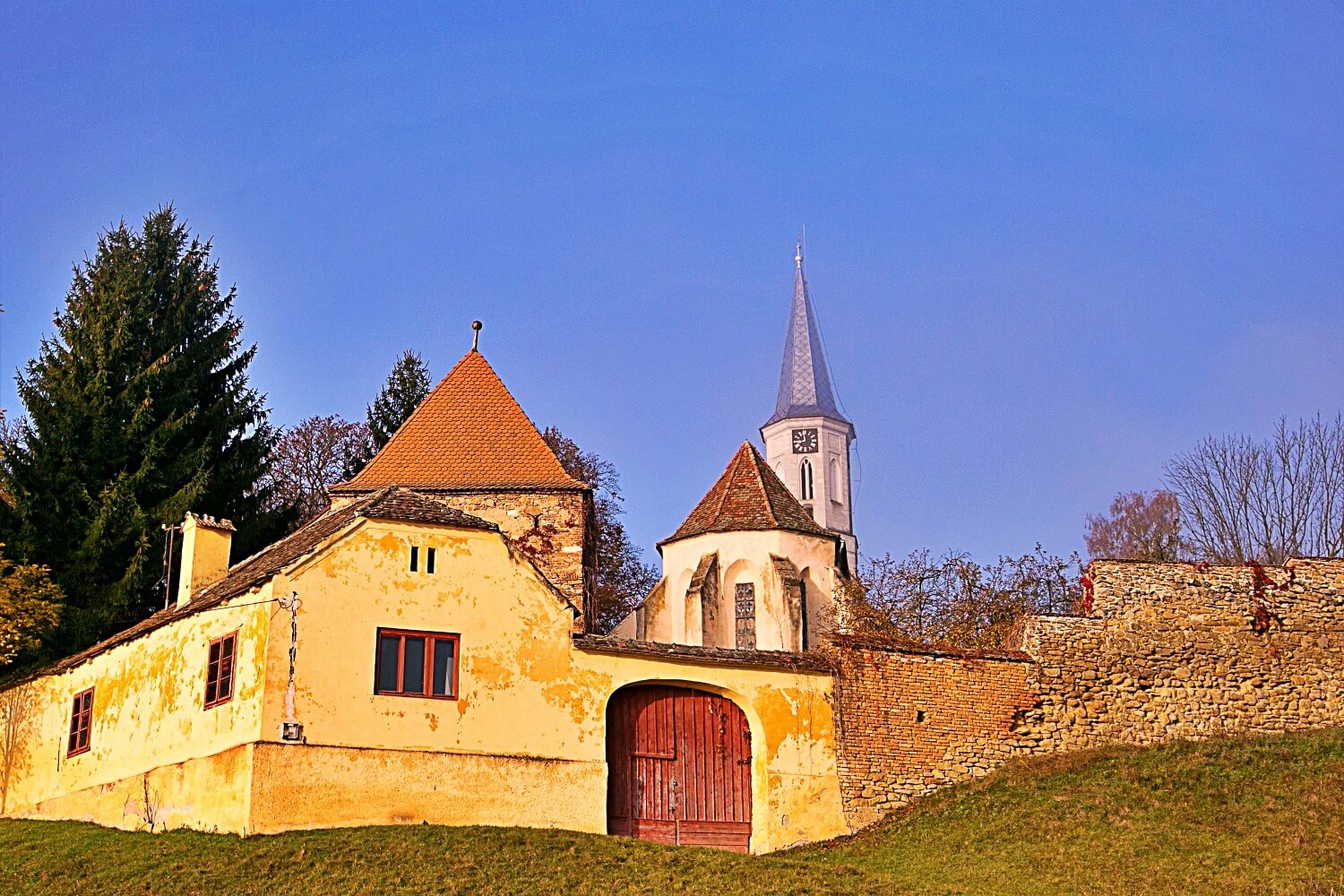 The fortified church from Alţâna