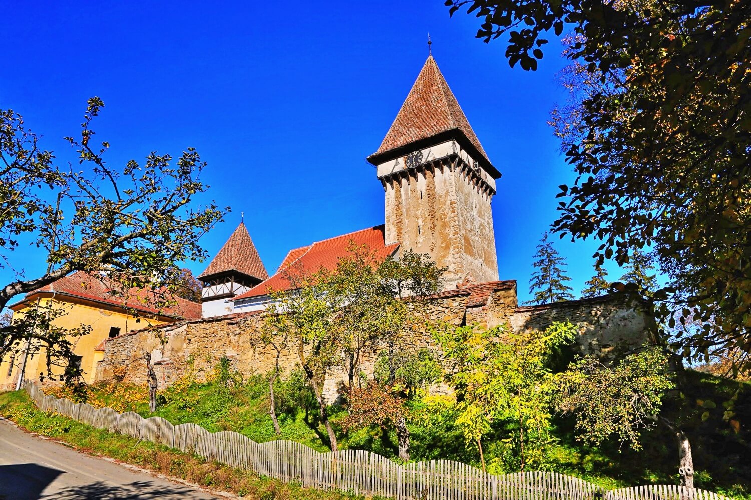 Fortified church in Veseud