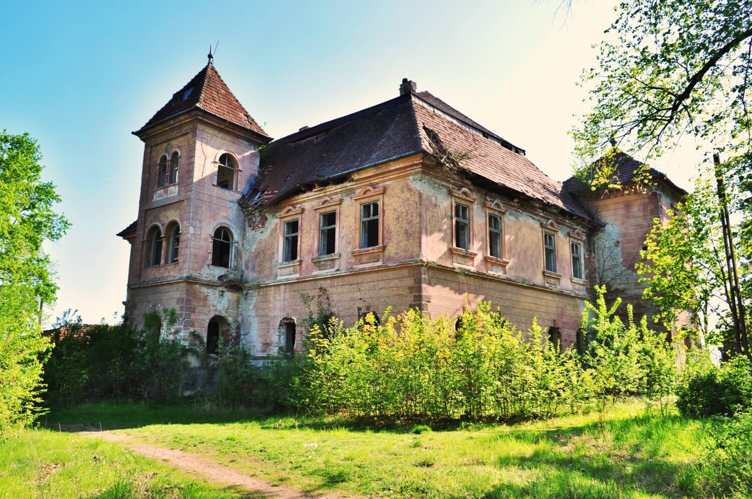 Nalatzi-Fay Castle