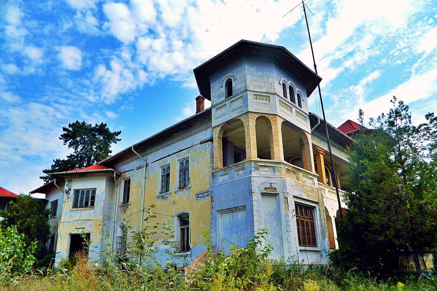 Gussi-Lahovary Mansion in Leordeni