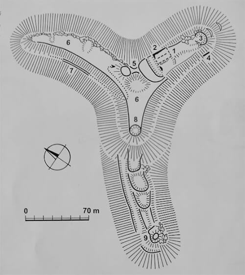 Legend to the ground plan:1 - upper castle, 2 - stone wall, 3 - courtyard, 4 - rest of masonry (bastion), 5 - sewing ditch, 6 - fortification platforms, 7 - relic of the access road, 8 - cylindrical tower, 9 - sections with ramparts, finished with a platformSource: NEŠPOR J., Za tajomstvami zrúcanín II. Zrúcaniny Stredného Slovenska